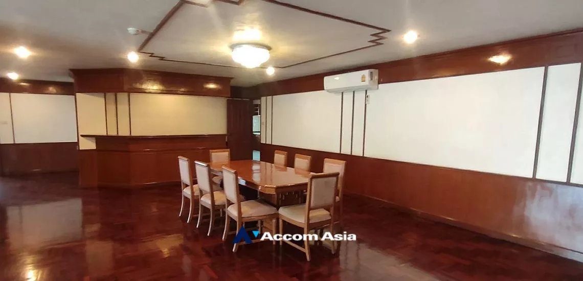 unitPet friendly |  3 Bedrooms  Apartment For Rent in Sukhumvit, Bangkok  near BTS Ekkamai (AA32266)