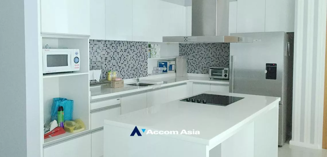  3 Bedrooms  Condominium For Sale in Ploenchit, Bangkok  near BTS Chitlom (AA32313)