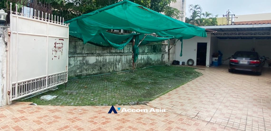  1  3 br House For Sale in Sukhumvit ,Bangkok BTS Phra khanong AA32323