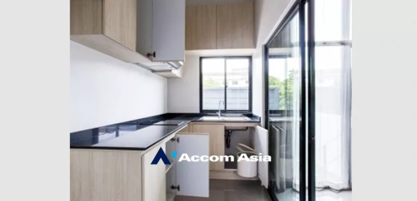 unit 3 Bedrooms  Townhouse For Sale in Pattanakarn, Bangkok  near ARL Ramkhamhaeng (AA32343)