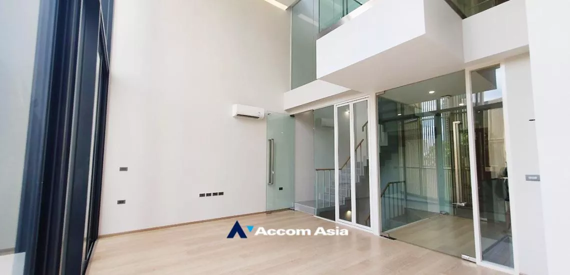 Pet friendly |  4 Bedrooms  Townhouse For Sale in Sukhumvit, Bangkok  near BTS Thong Lo (AA32344)