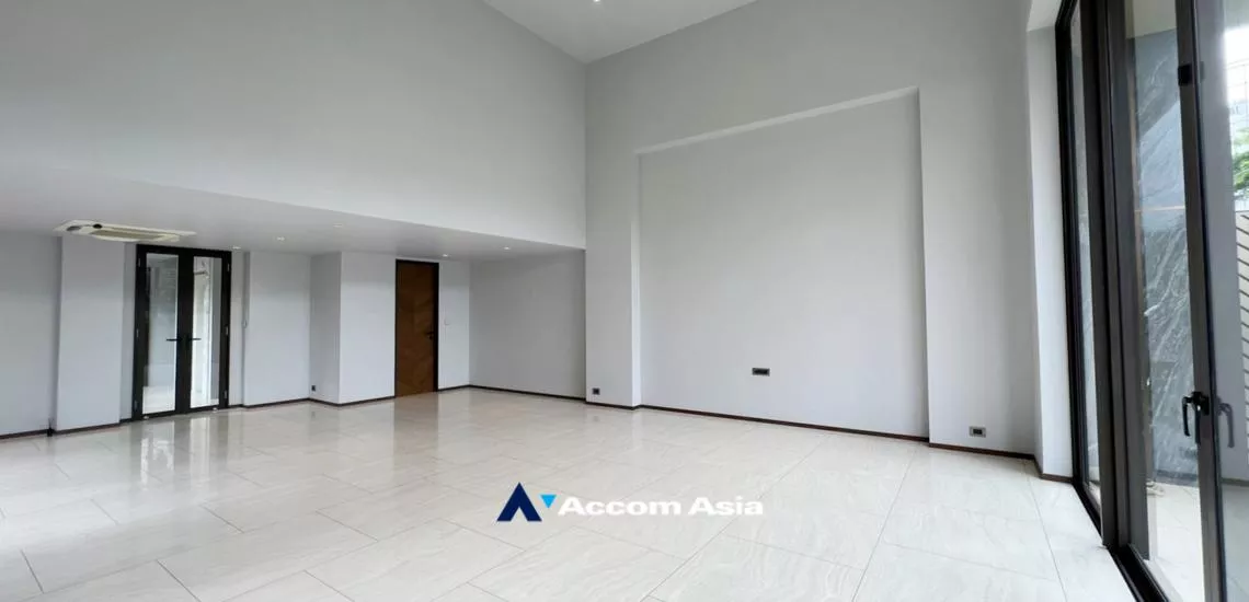 Private Swimming Pool |  4 Bedrooms  House For Sale in Phaholyothin, Bangkok  near BTS Ari (AA32366)