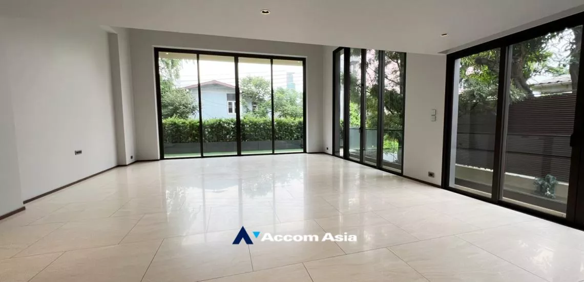 Private Swimming Pool |  4 Bedrooms  House For Sale in Phaholyothin, Bangkok  near BTS Ari (AA32366)