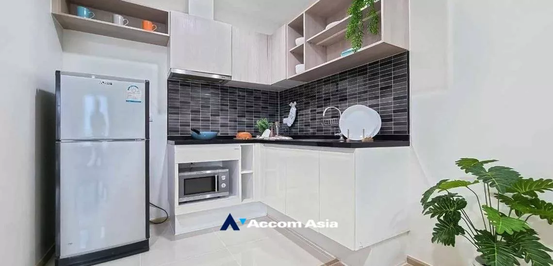 Corner Unit |  2 Bedrooms  Condominium For Sale in Ratchadapisek, Bangkok  near MRT Sutthisan (AA32396)