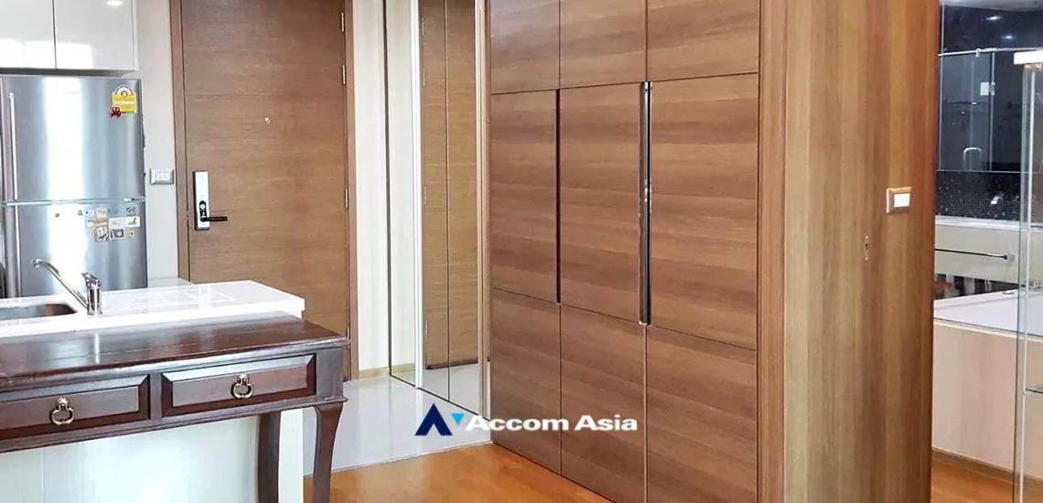  1 Bedroom  Condominium For Sale in Silom, Bangkok  near BTS Chong Nonsi (AA32413)