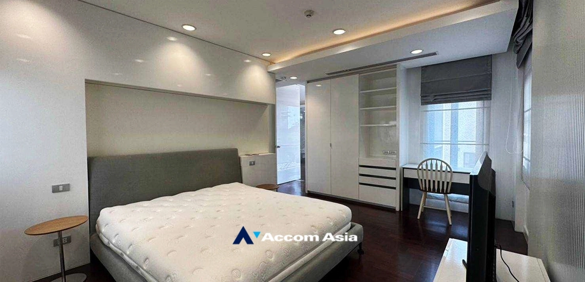 unit 3 Bedrooms  Condominium For Rent in Ploenchit, Bangkok  near BTS Chitlom (AA32441)
