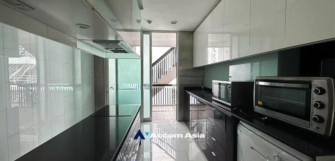  3 Bedrooms  Condominium For Rent in Ploenchit, Bangkok  near BTS Chitlom (AA32441)