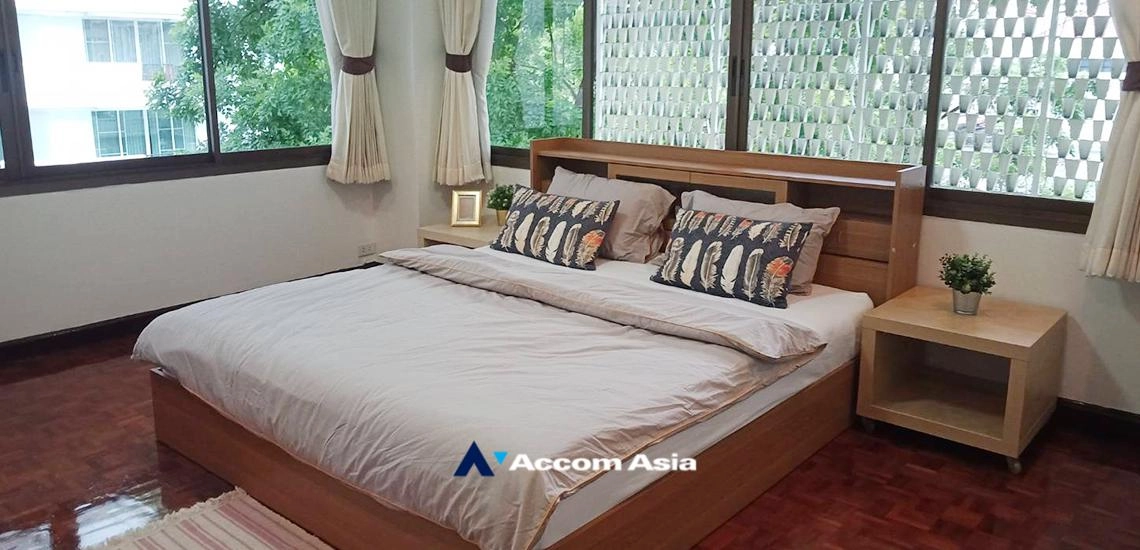 unit 3 Bedrooms  Apartment For Rent in Sukhumvit, Bangkok  near BTS Phrom Phong - MRT Phetchaburi (AA32449)