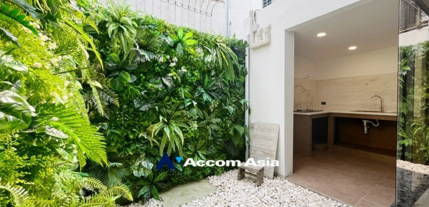 12  3 br Townhouse For Sale in Sukhumvit ,Bangkok BTS Ekkamai AA32463