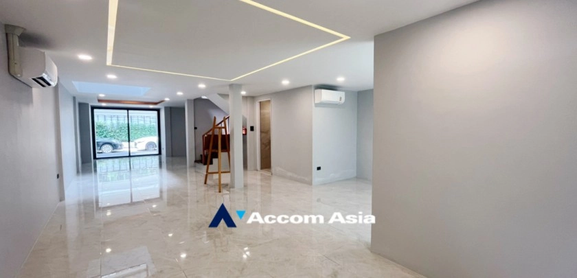 5  3 br Townhouse For Sale in Sukhumvit ,Bangkok BTS Ekkamai AA32463