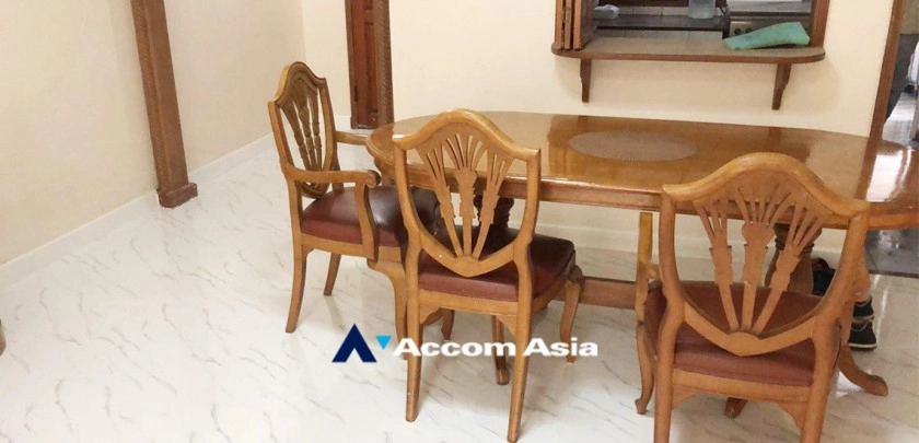 unit 3 Bedrooms  Condominium For Rent in Sukhumvit, Bangkok  near BTS Phrom Phong (AA32465)