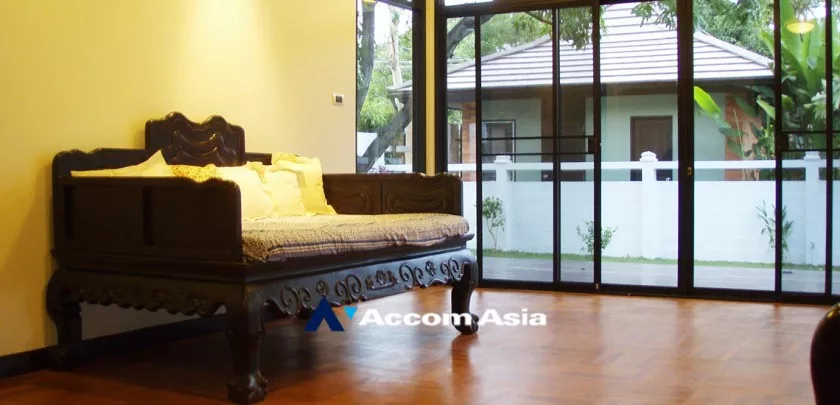  3 Bedrooms  House For Rent in Ratchadapisek, Bangkok  near MRT Phetchaburi (AA32506)