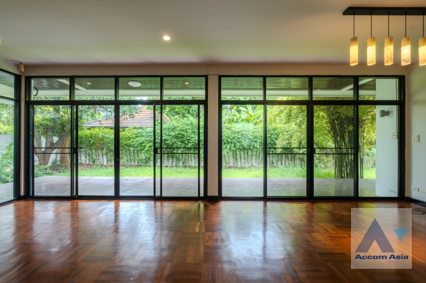 unitPet friendly |  3 Bedrooms  House For Rent in New Phetchaburi, Bangkok  near MRT Phetchaburi (AA32506)