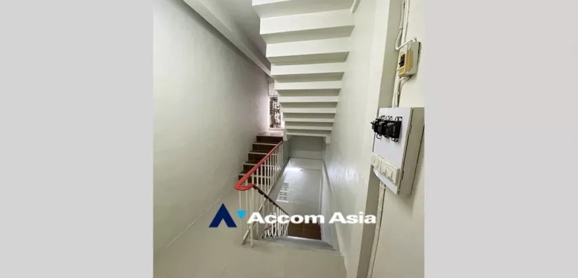  3 Bedrooms  Townhouse For Sale in Sathorn, Bangkok  near BTS Saphan Taksin (AA32544)