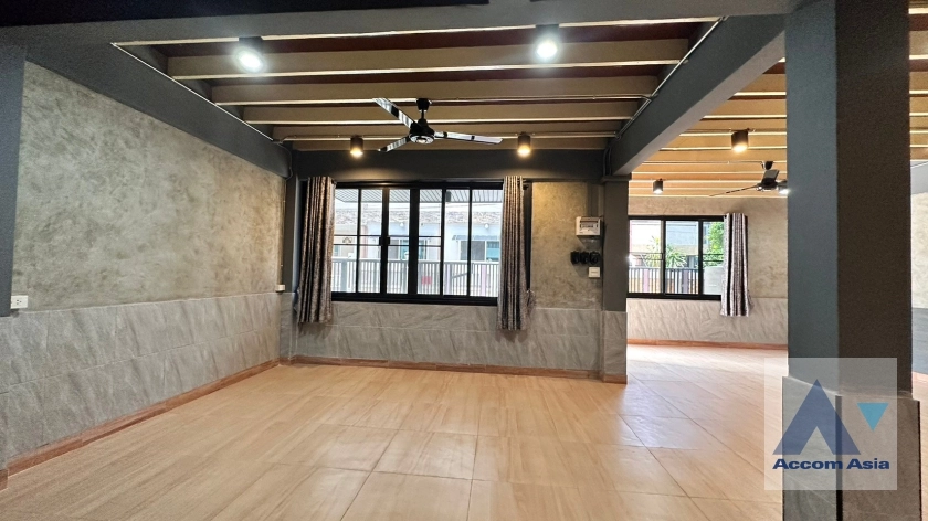 unit 3 Bedrooms  House For Rent & Sale in Sukhumvit, Bangkok  near BTS Ekkamai (AA32558)