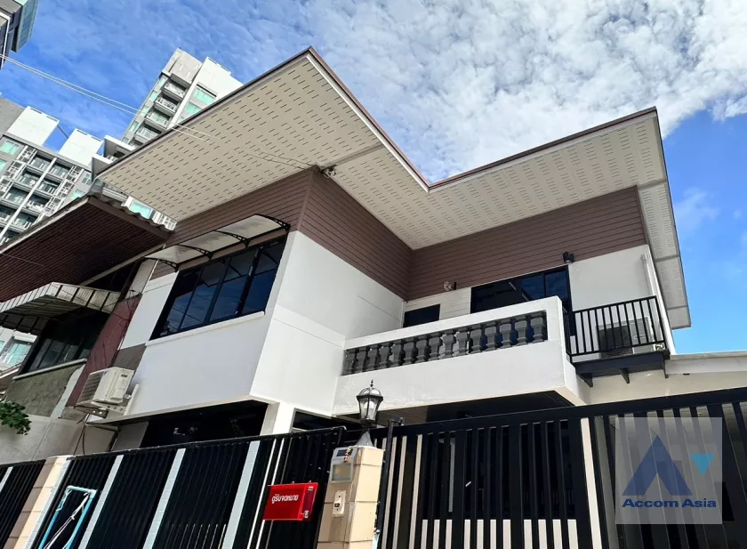 3 Bedrooms  House For Rent in Sukhumvit, Bangkok  near BTS Ekkamai (AA32558)
