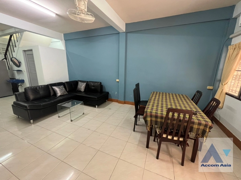 unit 3 Bedrooms  Townhouse For Rent & Sale in Sukhumvit, Bangkok  near BTS Ekkamai (AA32594)