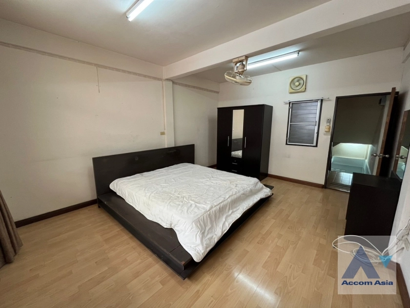  3 Bedrooms  Townhouse For Rent & Sale in Sukhumvit, Bangkok  near BTS Ekkamai (AA32594)