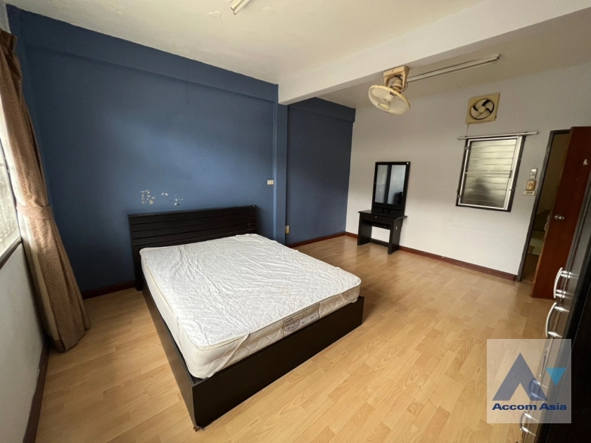 8  3 br Townhouse for rent and sale in Sukhumvit ,Bangkok BTS Ekkamai AA32594