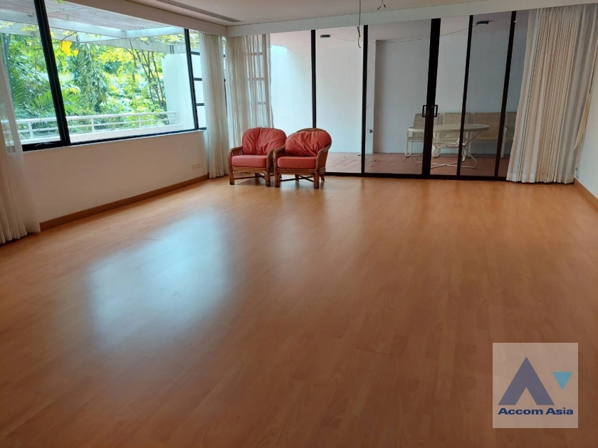 unitPet friendly |  Bright house with large balcony in Ratchadaphisek (AA32595)