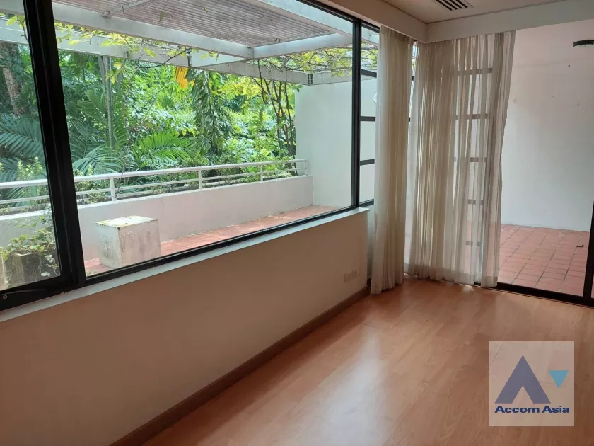 Pet friendly |  3 Bedrooms  Apartment For Rent in Sathorn, Bangkok  near BTS Sala Daeng - MRT Lumphini (AA32595)