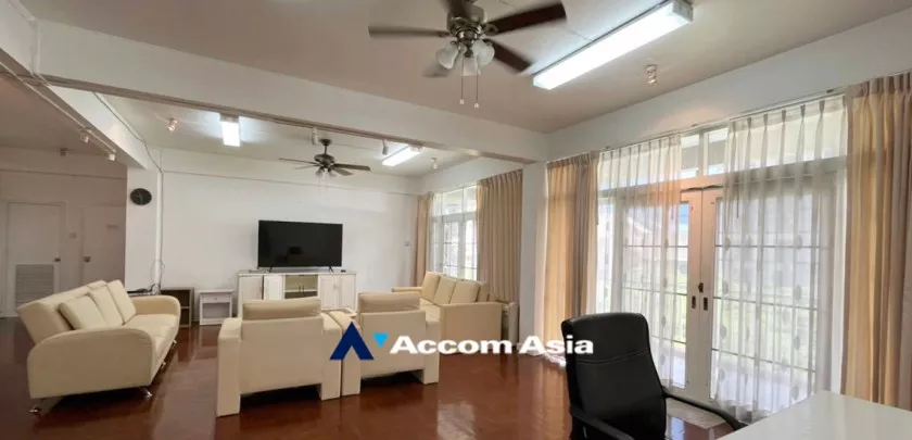 Pet friendly |  Easy to access BTS and MRT Apartment  3 Bedroom for Rent MRT Sukhumvit in Sukhumvit Bangkok