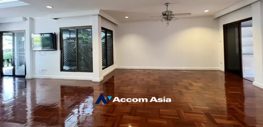  4 Bedrooms  House For Rent in Sukhumvit, Bangkok  near BTS Phrom Phong (AA32597)