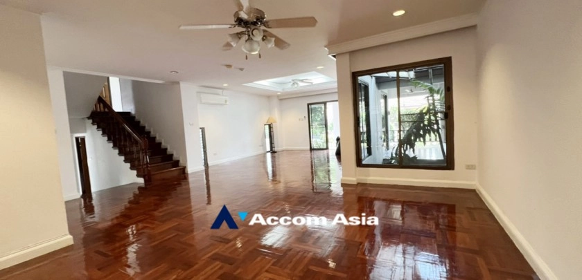 unit 4 Bedrooms  House For Rent in Sukhumvit, Bangkok  near BTS Phrom Phong (AA32597)