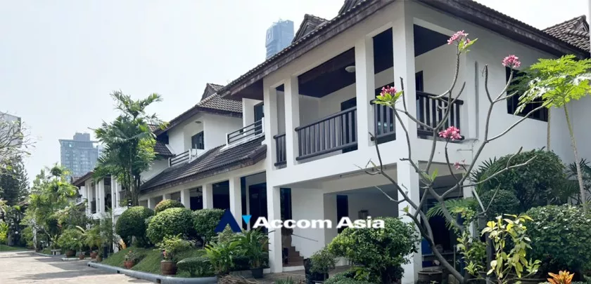  2  4 br House For Rent in Sukhumvit ,Bangkok BTS Phrom Phong at Kid Friendly House Compound AA32597