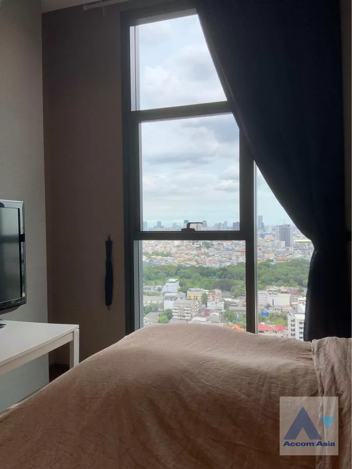 8  2 br Condominium For Sale in Silom ,Bangkok BTS Surasak at The Diplomat Sathorn AA32645