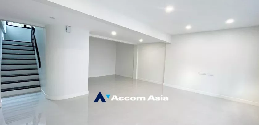  1  3 br Townhouse for rent and sale in Sukhumvit ,Bangkok BTS Phra khanong AA32652