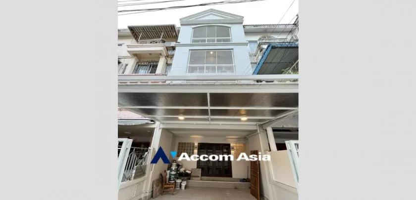  3 Bedrooms  Townhouse For Rent & Sale in Sukhumvit, Bangkok  near BTS Punnawithi (AA32680)