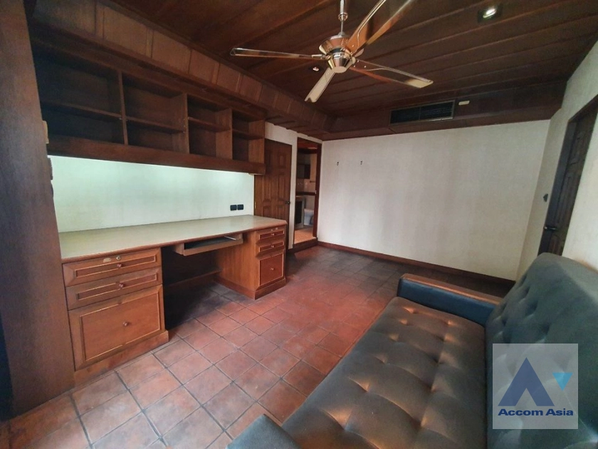 unit 2 Bedrooms  Condominium For Rent in Silom, Bangkok  near BTS Chong Nonsi (AA32687)