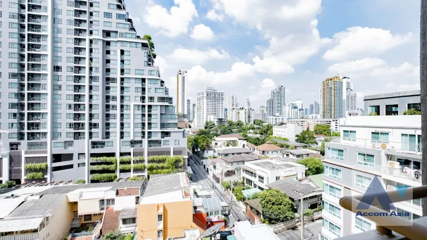  3 Bedrooms  Apartment For Rent in Sukhumvit, Bangkok  near BTS Phrom Phong (AA32710)