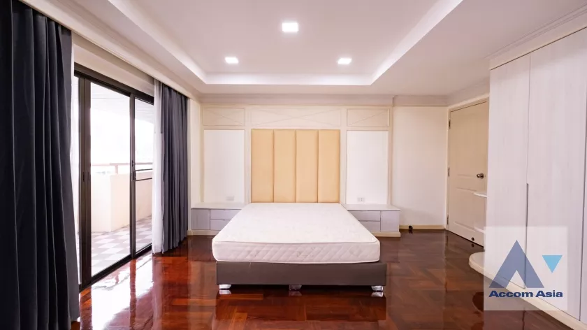  3 Bedrooms  Apartment For Rent in Sukhumvit, Bangkok  near BTS Phrom Phong (AA32710)
