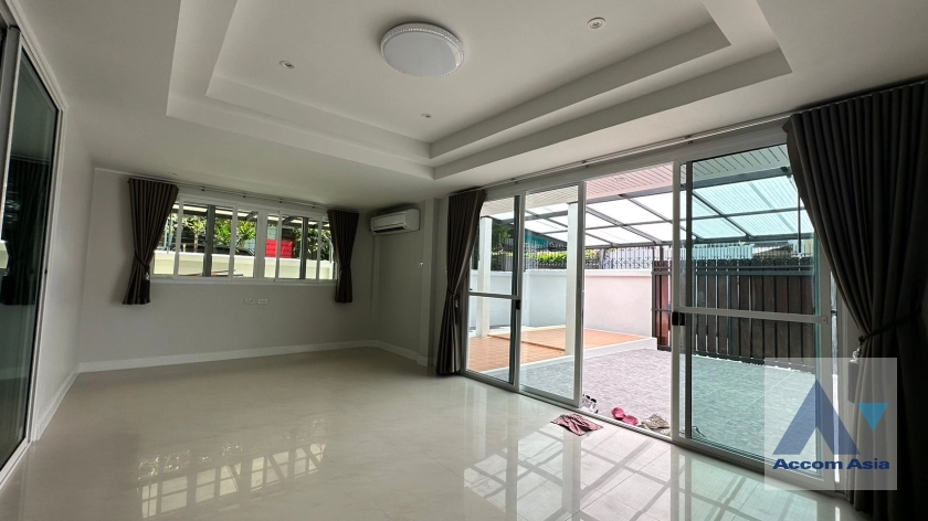 unit 5 Bedrooms  House For Sale in Sukhumvit, Bangkok  near BTS Ekkamai - BTS Phra khanong (AA32755)
