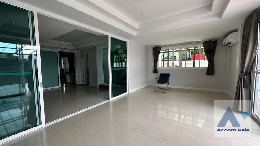 unit 5 Bedrooms  House For Sale in Sukhumvit, Bangkok  near BTS Ekkamai - BTS Phra khanong (AA32755)