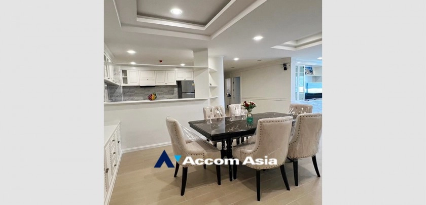  3 Bedrooms  Apartment For Rent in Sukhumvit, Bangkok  near BTS Phrom Phong (AA32776)