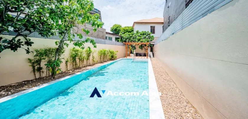 Private Swimming Pool |  4 Bedrooms  House For Rent in Sukhumvit, Bangkok  near BTS Phra khanong (AA32795)