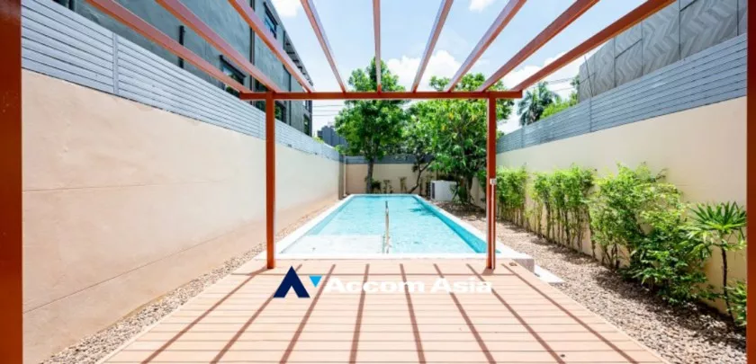 Private Swimming Pool |  4 Bedrooms  House For Rent in Sukhumvit, Bangkok  near BTS Phra khanong (AA32795)