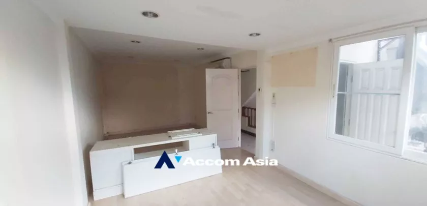 4  3 br House for rent and sale in Sukhumvit ,Bangkok BTS Phra khanong at Safe and local lifestyle Home AA32799