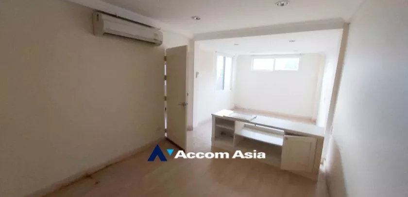 5  3 br House for rent and sale in Sukhumvit ,Bangkok BTS Phra khanong at Safe and local lifestyle Home AA32799