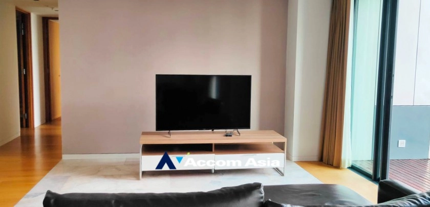 unitModern condo with sleek design and city view in Sathorn (AA32805)