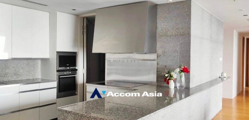 unitModern condo with sleek design and city view in Sathorn (AA32805)