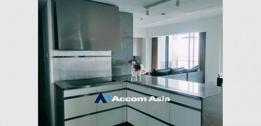 unitModern condo with sleek design and city view in Sathorn (AA32805)