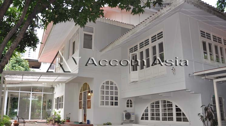 unitHome Office | Colonial-style home with spacious layout and steel kitchen (10002403)