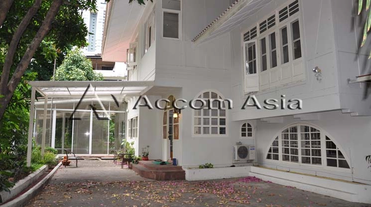 unitHome Office | Colonial-style home with spacious layout and steel kitchen (10002403)