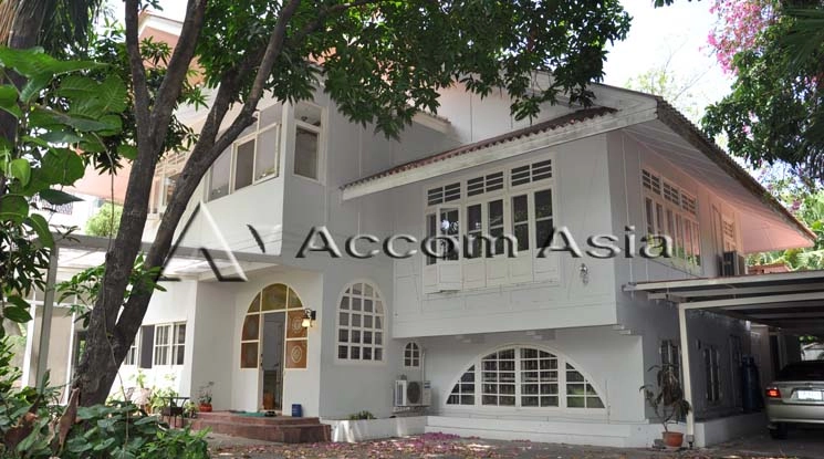 unitHome Office | Colonial-style home with spacious layout and steel kitchen (10002403)