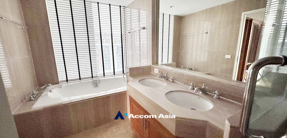 unit 2 Bedrooms  Condominium For Rent in Ploenchit, Bangkok  near BTS Chitlom (AA32817)