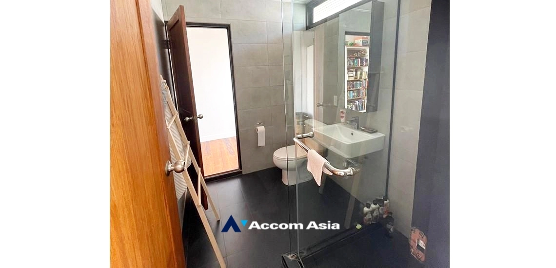 24  3 br House For Sale in Sukhumvit ,Bangkok BTS Phra khanong at Safe and local lifestyle Home AA32831